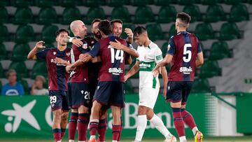 Los jugadores del Levante felicitan a Pablo Martínez tras su gol.