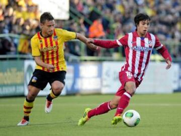 El centrocampista portugués del Sant Andreu Mouriño compite con Oliver del Atlético de Madrid en el partidol de la Copa del Rey entre el Sant Andreu vs Club Atlético de Madrid en el estadio Municipal Narcis Sala