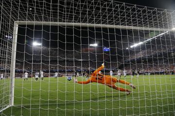 0-1. Miralem Pjanić marcó el primer gol de penalti.