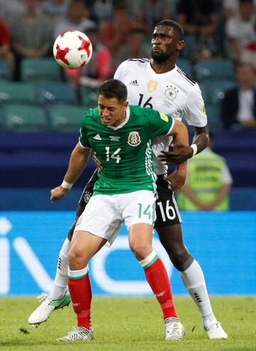 Javier Hernández es encimado por Antonio Rudiger.