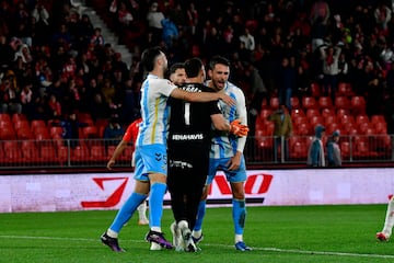 Los jugadores del Mlaga festejan el punto obtenido.