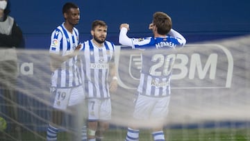 Los jugadores de la Real Sociedad celebran el gol de Isak durante el partido de Liga Santander entre el Eibar y la Real Sociedad en el Estadio de Ipur&uacute;a.