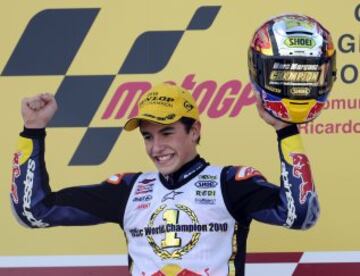 Corrió con la Derbi RSA 125. Ganó su primer mundial en 125cc el 7 de noviembre en el Gran Premio de Valencia. En la imagen, Márquez celebra el título en el podio.