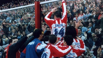 Los jugadores del Atlético levantan a Simeone.
