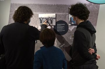 Más de 150 fotografías del Archivo Regional de la Comunidad de Madrid y decenas de objetos construyen esta exposición, gratuita, que abre sus puertas en la Sala El Águila hasta el 13 de febrero. Por ella han pasado ya 3.500 espectadores.