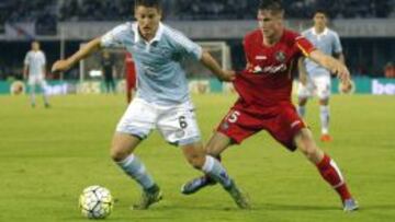 GRA455. Vigo (Pontevedra), 02/10/2015.- El centrocampista serbio del Celta, Nemanja Radoja (i), disputa un bal&oacute;n con el defensa del Getafe, Carlos Mart&iacute;n Vigaray, durante el encuentro correspondiente a la s&eacute;ptima jornada de primera divisi&oacute;n, que disputan esta noche en el estadio de Balaidos, en Vigo. EFE / Salvador Sas.