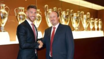 Ramos y Benítez, durante la firma.
