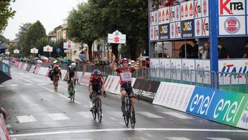 El italiano Luca Colnaghi celebra su victoria en la tercera etaoa del Giro sub-23 en Mordano.