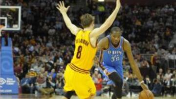 Matthew Dellavedova defiende a Kevin Durant.