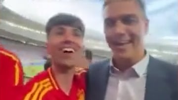 No se recuerda una imagen así en el estadio: Pedro Sánchez se abrazó con un fan español tras la remontada