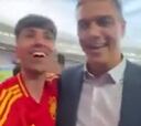 No se recuerda una imagen así en el estadio: Pedro Sánchez se abrazó con un fan español tras la remontada