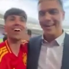 No se recuerda una imagen así en el estadio: Pedro Sánchez se abrazó con un fan español tras la remontada