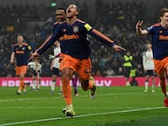 Newcastle United's English midfielder #41 Jacob Ramsey celebrates scoring the team's second goal during the English Premier League football match between Tottenham Hotspur and Newcastle United at the Tottenham Hotspur Stadium in London, on February 10, 2026. (Photo by Glyn KIRK / AFP) / RESTRICTED TO EDITORIAL USE. No use with unauthorized audio, video, data, fixture lists, club/league logos or 'live' services. Online in-match use limited to 120 images. An additional 40 images may be used in extra time. No video emulation. Social media in-match use limited to 120 images. An additional 40 images may be used in extra time. No use in betting publications, games or single club/league/player publications. /