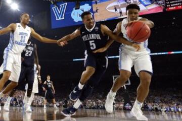 Phil Booth de Villanova Wildcats y Isaiah Hicks de Carolina del Norte luchan por la pelota.