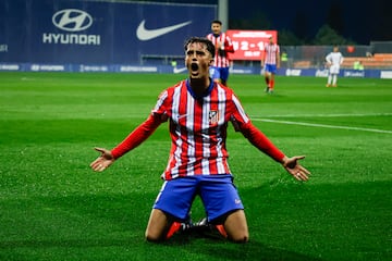 Javier Boñar celebra su gol al Marbella. 