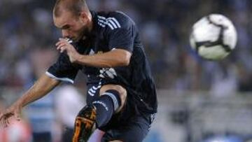 El Director General del Real Madrid, Jorge Valdano, se ha trasladado hasta Dortmund donde el equipo blanco disputará esta tarde un amistoso frente al Borussia, para negociar la salida de Wesley Sneijder al Inter de Milán.