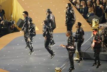 Bruno Mars durante su actuación en el descanso de la Super Bowl 50.