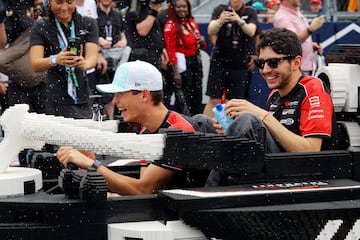 Durante el Gran Premio de Miami 2025, los 20 pilotos de Frmula 1 desfilaron en rplicas a tama?o real de sus monoplazas, construidas con aproximadamente 400.000 piezas de LEGO cada una. Estas versiones elctricas, con neumticos Pirelli reales, alcanzaban hasta 20 km/h y fueron creadas en colaboracin con LEGO. El desfile reemplaz al tradicional camin de presentacin, ofreciendo una experiencia ms creativa, que gener entusiasmo tanto en la pista como entre los espectadores. La iniciativa busca acercar el espectculo de la F1 a los fans.