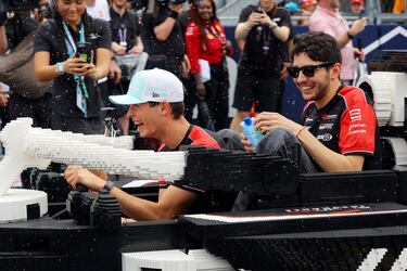 Durante el Gran Premio de Miami 2025, los 20 pilotos de Fórmula 1 desfilaron en réplicas a tamaño real de sus monoplazas, construidas con aproximadamente 400.000 piezas de LEGO cada una. Estas versiones eléctricas, con neumáticos Pirelli reales, alcanzaban hasta 20 km/h y fueron creadas en colaboración con LEGO. El desfile reemplazó al tradicional camión de presentación, ofreciendo una experiencia más creativa, que generó entusiasmo tanto en la pista como entre los espectadores. La iniciativa busca acercar el espectáculo de la F1 a los fans.