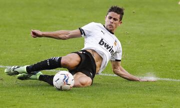 Gabriel Paulista con el balón. 




















