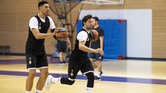 Gustavo Ay&oacute;n y Sergio Llull, en el entrenamiento del Real Madrid antes del partido ante el Khimki moscovita.