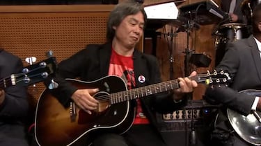 Así es Shigeru Miyamoto tocando la guitarra en televisión
