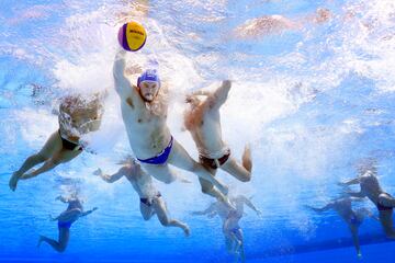 Konstantinos Kakaris del equipo de Grecia lucha por el balón contra los defensores del equipo de Italia durante el partido de la semifinal de waterpolo masculino del Campeonato Mundial FINA de Budapest 2022.