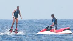 Cristiano disfrut&oacute; ayer practicando deportes n&aacute;uticos en aguas de Formentera junto a su familia, su novia Georgina Rodr&iacute;guez y su amigo Miguel Paixao.