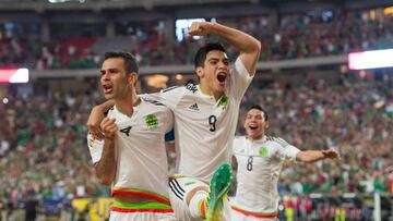 Rafael M&aacute;rquez festeja junto con Jim&eacute;nez el gol del triunfo ante Uruguay.