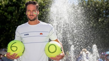 Feliciano López posa en Melbourne con el 60 de su granh marca.