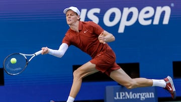 FLUSHING MEADOWS (United States), 30/08/2025.- Jannik Sinner of Italy in action against Denis Shapovalov of Canada during their men's singles third round match of the US Open Tennis Championships at the USTA Billie Jean King National Tennis Center in Flushing Meadows, New York, USA, 30 August 2025. (Tenis, Italia, Nueva York) EFE/EPA/CRISTOBAL HERRERA-ULASHKEVICH