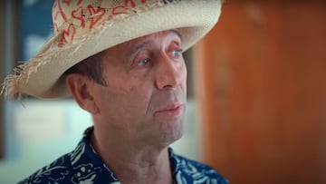 El presidente de la ISA, Fernando Aguerre, con su clásico sombrero de paja, hablando a cámara para el documental La ola imposible que narra la historia de cómo convirtió el surf en olímpico.
