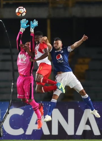 El Campín volvió a ser el escenario de un clásico histórico. Santa Fe y Millonarios tuvieron que irse hasta los penales para definir el clasificado a los cuartos de final de la Copa Sudamericana, serie en la que ganó el equipo cardenal.