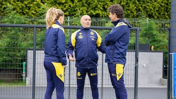 Irene Ferreras, Gilsanz e Idiakez hablando en Abegondo.