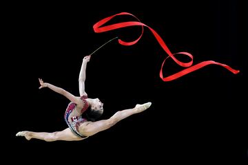 Bonita imagen de la gimnasta canadiense Suzanna Shahbazian durante los Juegos de la Commonwealth en Birmingham, Inglaterra. 