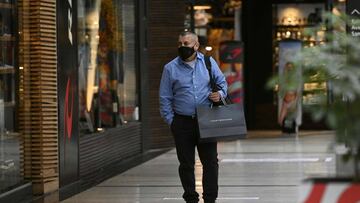 A customer visits a shopping mall in Buenos Aires, on October 14, 2020, on its reopening amid the new coronavirus pandemic. - Shopping malls where closed almost for seven months after Argentina's President Alberto Fernandez decreed a full lockdown to fight the spread of the virus. (Photo by JUAN MABROMATA / AFP)