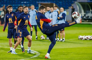 Aymeric Laporte despeja un balón ante la mirda de César Azpilicueta y Pedri.