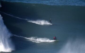 Justine Dupont and Ross Clarke Jones - synchronised surfing.