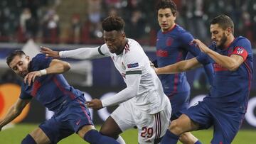 Moscow (Russian Federation), 03/11/2020.- Ze Luis (C) of Lokomotiv Moscow in action against Koke (R) of Atletico Madrid during the UEFA Champions League group A soccer match between Lokomotiv Moscow and Atletico Madrid in Moscow, Russia, 03 November 2020.