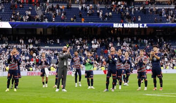Los futbolistas del Celta de Vigo agradecen a sus aficionados desplazados al Bernabu su apoyo durante el partido.