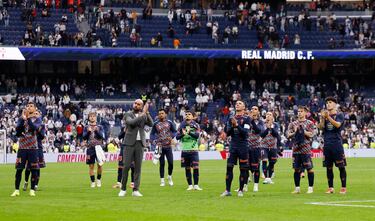 Los futbolistas del Celta de Vigo agradecen a sus aficionados desplazados al Bernabéu su apoyo durante el partido.