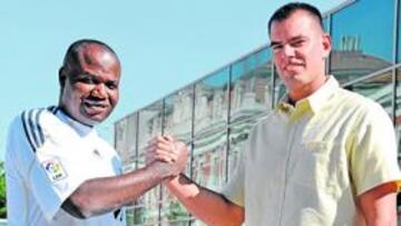 <b>FINALISTAS. </b>Charles e Iván se saludan en la previa del partido.