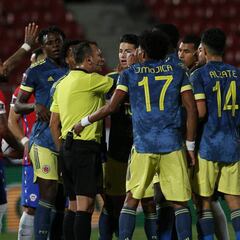 La falta a Isla que salvó a Chile del empate colombiano