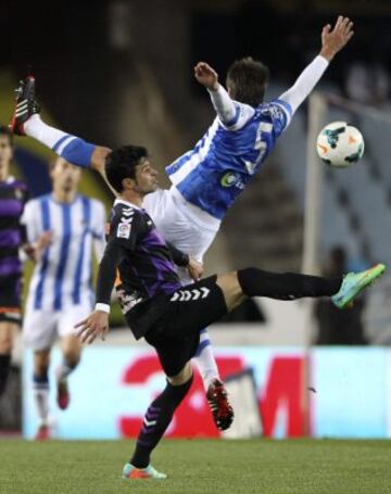 El centrocampista de la Real Sociedad, Markel Bergara, lucha un balón con el delantero del Real Valladolid, Javi Guerra.