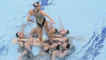 El equipo español durante su ejercicio en la final de la rutina libre del combo.