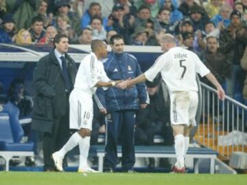 Robinho sustituyó a Zidane a un cuarto de hora del final del encuentro. Nadie lo sabía, pero ése había sido el último derbi de Zidane como jugador del Madrid