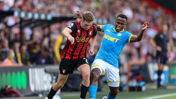 BOURNEMOUTH, ENGLAND - AUGUST 23: David Brooks of Bournemouth and Jhon Arias of Wolverhampton Wanderers during the Premier League match between Bournemouth and Wolverhampton Wanderers at Vitality Stadium on August 23, 2025 in Bournemouth, England. (Photo by Robin Jones - AFC Bournemouth/AFC Bournemouth via Getty Images)