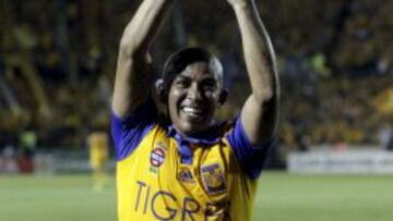 El uruguayo Egidio Ar&eacute;valo celebrando su conquista ante el Inter de Porto Alegre.