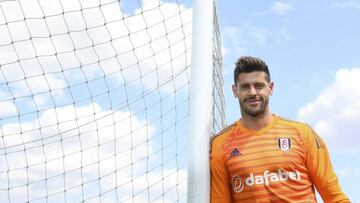 Fabricio posa con la camiseta de su nuevo equipo, el Fulham FC.