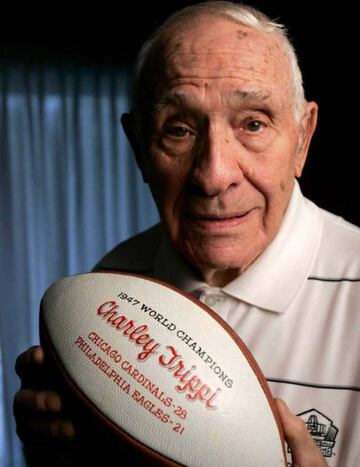 Charley Trippi sigue esperando a sus 94 años el triunfo de su equipo en la NFL.